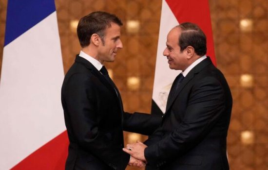 TOPSHOT - French President Emmanuel Macron and Egyptian President Abdel-Fattah al-Sisi shake hands at the end of a joint press conference in Cairo, on October 25, 2023. French President Emmanuel Macron -- the latest Western leader in the region for crisis diplomacy -- headed to Egypt after earlier stops in Israel, the Palestinian territories and Jordan. (Photo by Christophe Ena / POOL / AFP)